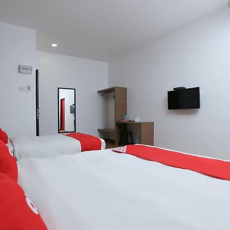 Oyo 89915 East Mount Hotel Kukup Kültér fotó