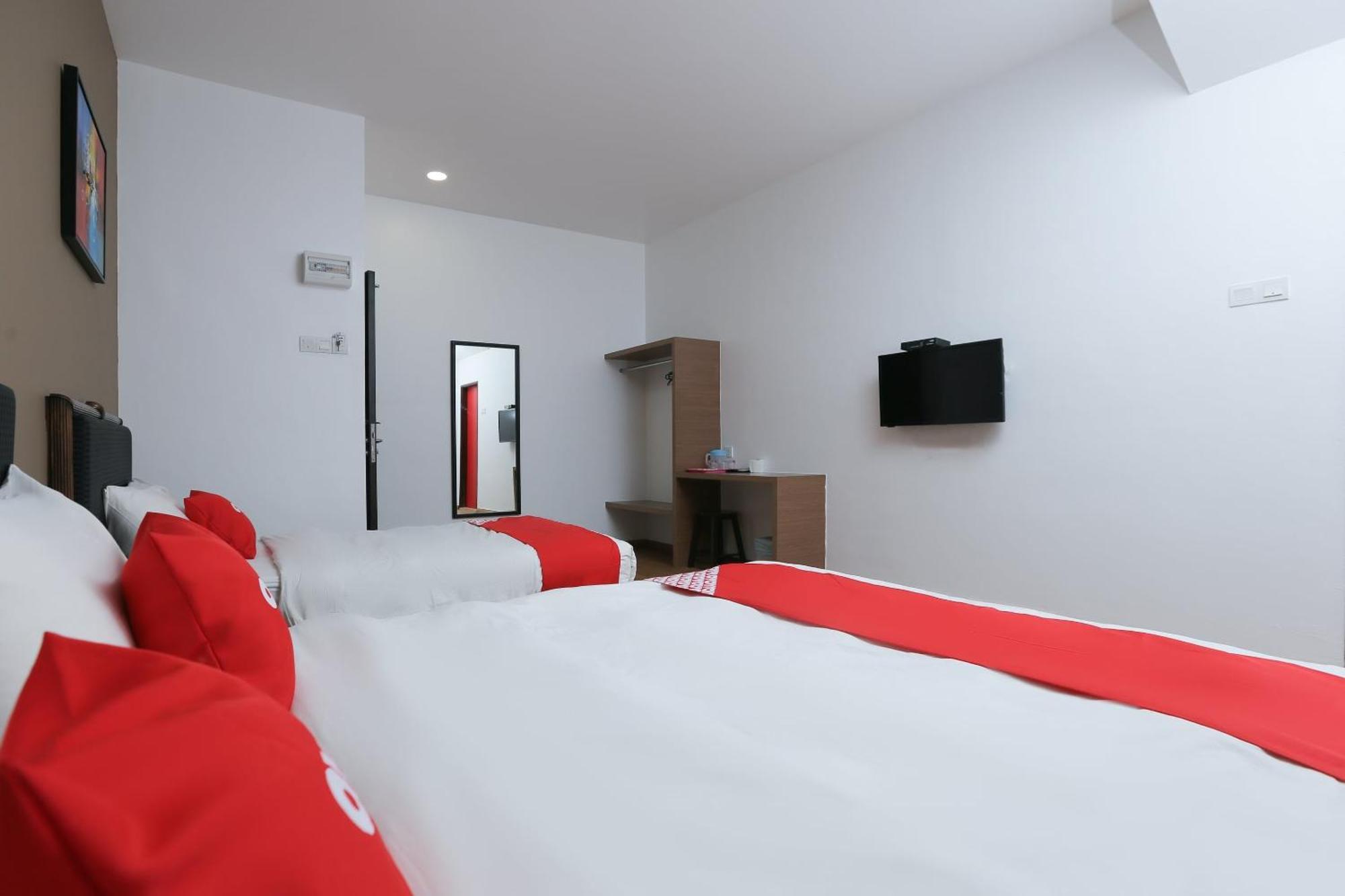 Oyo 89915 East Mount Hotel Kukup Kültér fotó