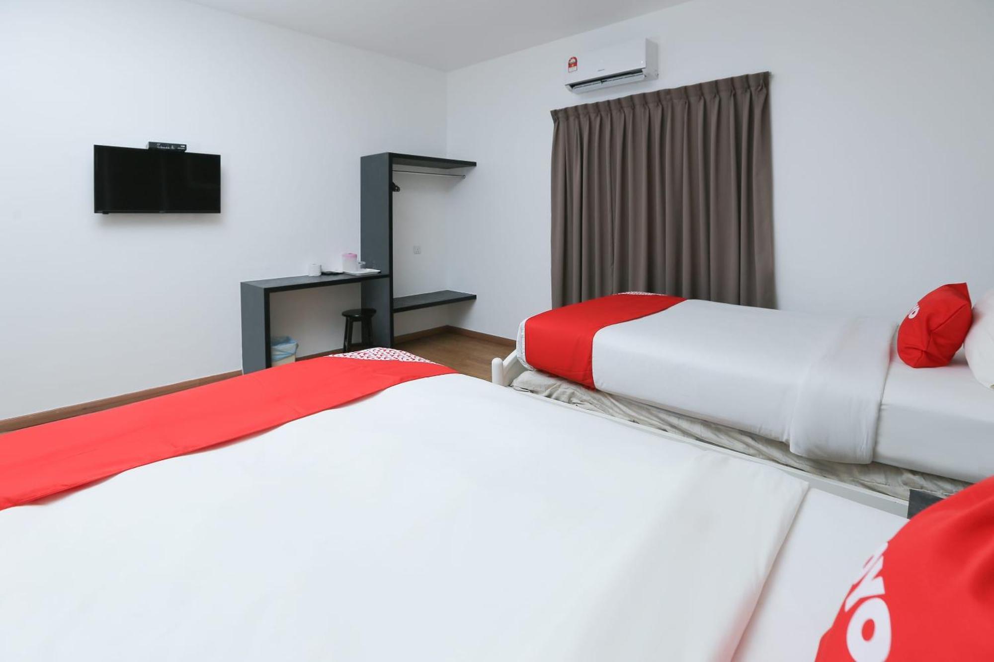 Oyo 89915 East Mount Hotel Kukup Kültér fotó