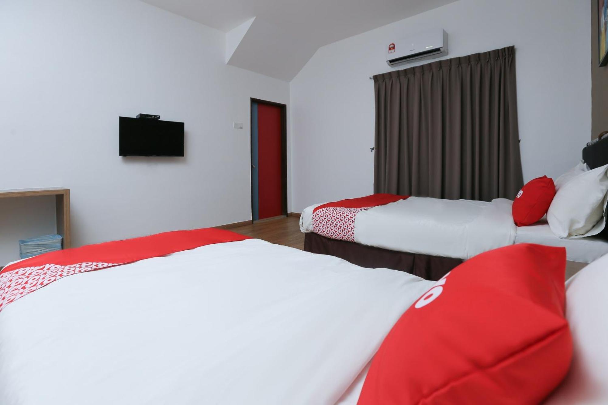 Oyo 89915 East Mount Hotel Kukup Kültér fotó