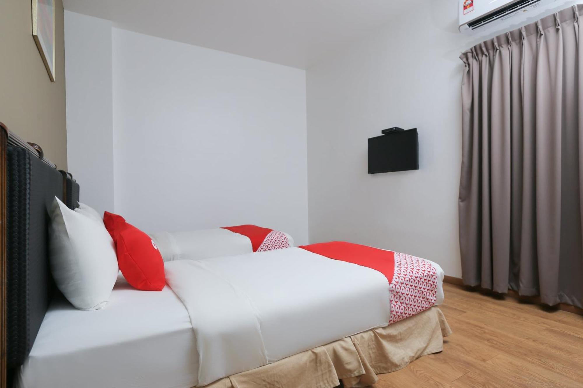 Oyo 89915 East Mount Hotel Kukup Kültér fotó