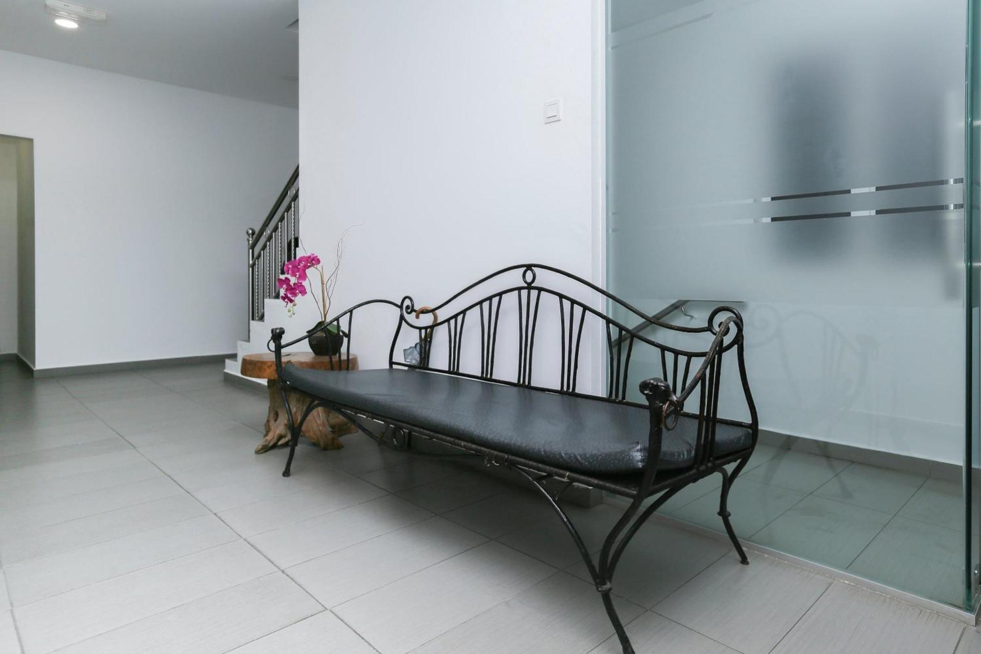 Oyo 89915 East Mount Hotel Kukup Kültér fotó