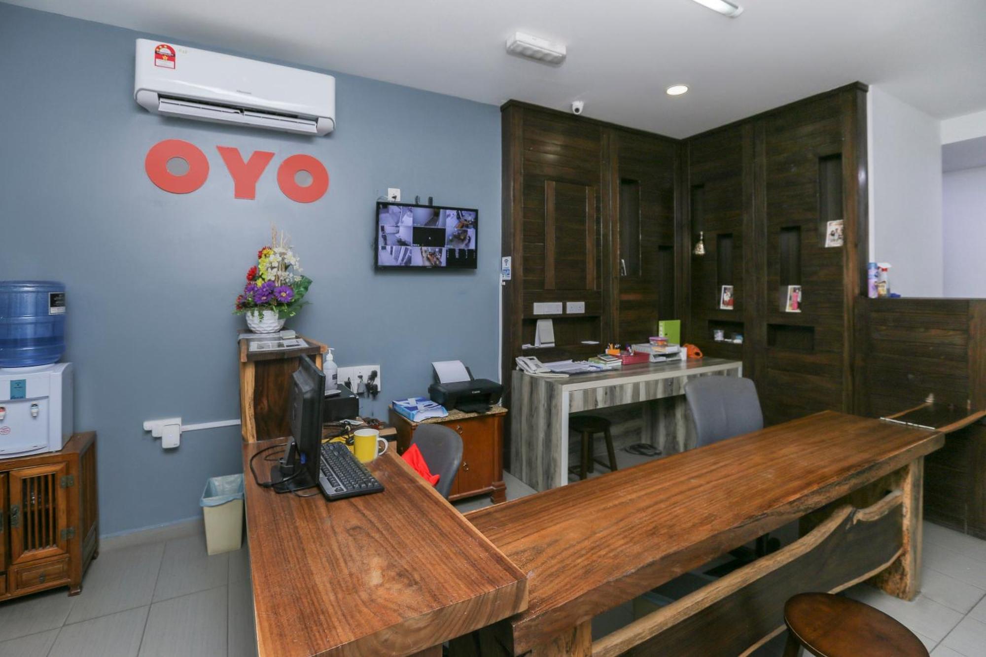 Oyo 89915 East Mount Hotel Kukup Kültér fotó