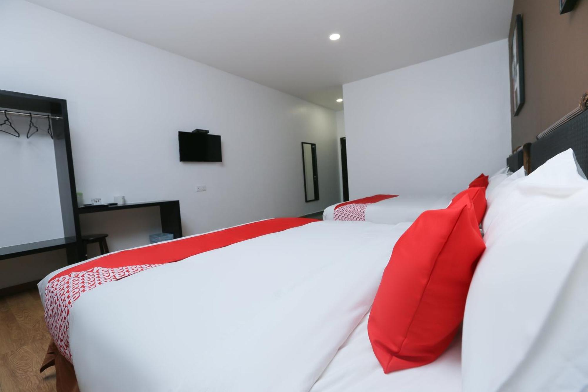 Oyo 89915 East Mount Hotel Kukup Kültér fotó